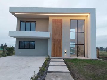 Duplex en Venta - 3 Dormitorios 3 Baños - 220m2 - Pilar Del Este