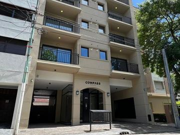 Venta, departamento a estrenar de 2 amb con cochera, zona chauvin.