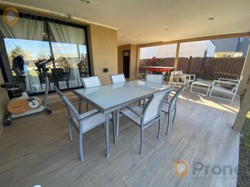 VENTA CASA DE CALIDAD 2 DORMITORIOS CON PILETA EN PUNTA CHACRA