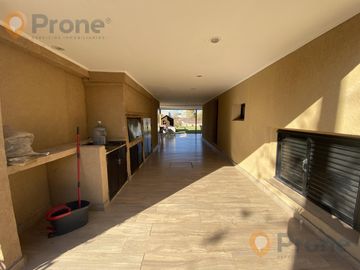 VENTA CASA DE CALIDAD 2 DORMITORIOS CON PILETA EN PUNTA CHACRA