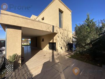 VENTA CASA DE CALIDAD 2 DORMITORIOS CON PILETA EN PUNTA CHACRA