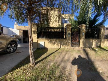VENTA CASA DE CALIDAD 2 DORMITORIOS CON PILETA EN PUNTA CHACRA
