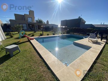 VENTA CASA DE CALIDAD 2 DORMITORIOS CON PILETA EN PUNTA CHACRA