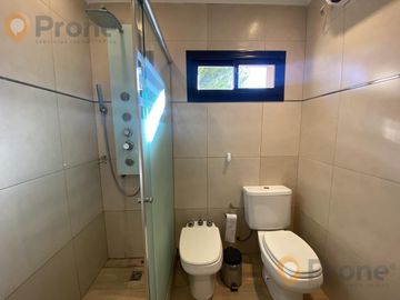 VENTA CASA DE CALIDAD 2 DORMITORIOS CON PILETA EN PUNTA CHACRA