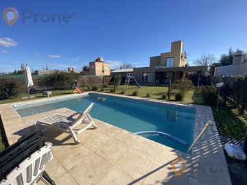 VENTA CASA DE CALIDAD 2 DORMITORIOS CON PILETA EN PUNTA CHACRA