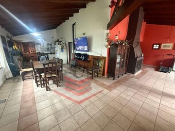 VENTA DE CASA MAS DEPARTAMENTO CON PILETA CON VISTA AL LAGO SAN ROQUE Ref: 1024