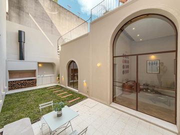 Casa de revista con 4 dormitorios más cochera, patio y terraza