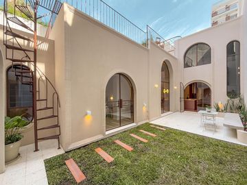 Casa de revista con 4 dormitorios más cochera, patio y terraza
