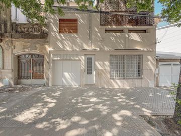 Casa de revista con 4 dormitorios más cochera, patio y terraza