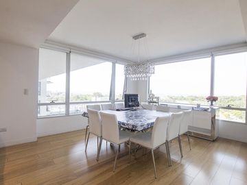 Departamento 4 ambientes en Complejo Al Río con 2 cocheras y baulera