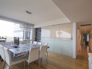 Departamento 4 ambientes en Complejo Al Río con 2 cocheras y baulera