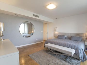 Departamento 4 ambientes en Complejo Al Río con 2 cocheras y baulera