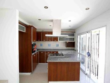 Casa en venta - 3 Dormitorios 3 Baños - Cochera - 468Mts2 - City Bell