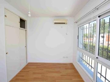 Casa en venta - 3 Dormitorios 3 Baños - Cochera - 468Mts2 - City Bell