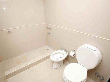 Casa en venta - 3 Dormitorios 3 Baños - Cochera - 468Mts2 - City Bell