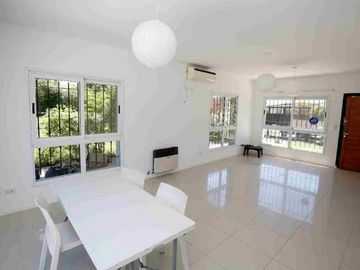 Casa en venta - 3 Dormitorios 3 Baños - Cochera - 468Mts2 - City Bell