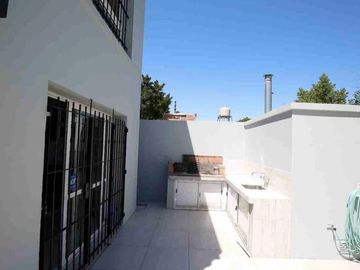 Casa en venta - 3 Dormitorios 3 Baños - Cochera - 468Mts2 - City Bell