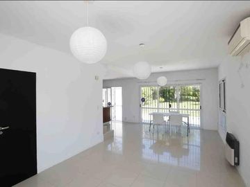 Casa en venta - 3 Dormitorios 3 Baños - Cochera - 468Mts2 - City Bell