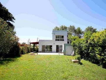 Casa en venta - 3 Dormitorios 3 Baños - Cochera - 468Mts2 - City Bell
