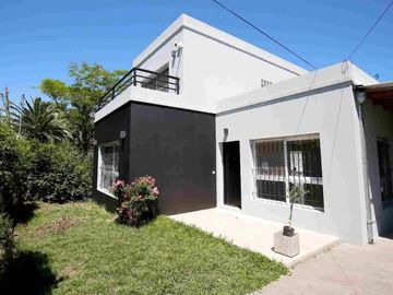 Casa en venta - 3 Dormitorios 3 Baños - Cochera - 468Mts2 - City Bell