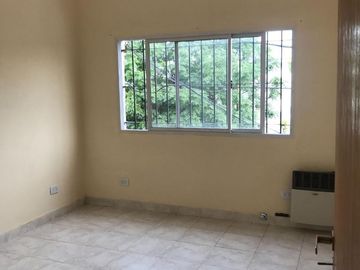 PH en venta - 5 Dormitorios 4 Baños - 299Mts2 - Rafael Calzada, Almirante Brown