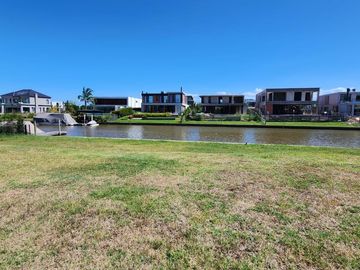 Terreno al río, en  venta en El Yacht de Nordelta