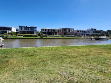 Terreno al río, en  venta en El Yacht de Nordelta