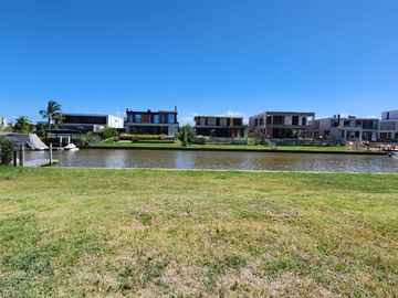 Terreno al río, en  venta en El Yacht de Nordelta