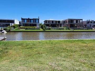 Terreno al río, en  venta en El Yacht de Nordelta