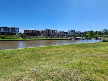 Terreno al río, en  venta en El Yacht de Nordelta