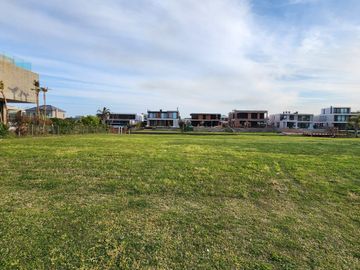 Terreno al río, en  venta en El Yacht de Nordelta