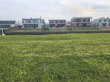 Terreno al río, en  venta en El Yacht de Nordelta
