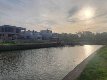 Terreno al río, en  venta en El Yacht de Nordelta