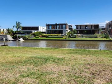 Terreno al río, en  venta en El Yacht de Nordelta