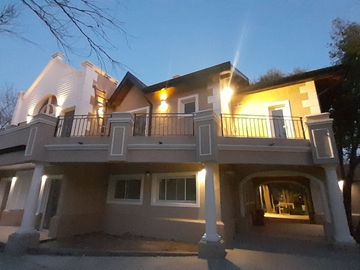 Imponente Chalet de 9 amb sobre Lote de 2.000 m2!