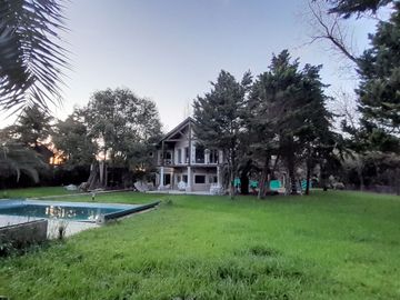 Imponente Chalet de 9 amb sobre Lote de 2.000 m2!