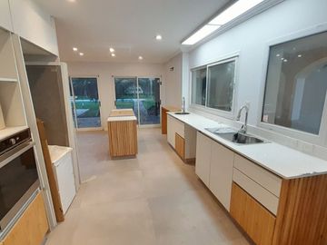 Imponente Chalet de 9 amb sobre Lote de 2.000 m2!