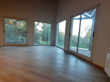 Imponente Chalet de 9 amb sobre Lote de 2.000 m2!