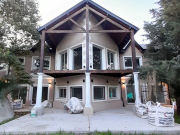 Imponente Chalet de 9 amb sobre Lote de 2.000 m2!