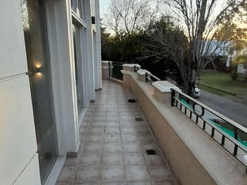 Imponente Chalet de 9 amb sobre Lote de 2.000 m2!