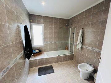 Casa de 4 ambientes   dependencia   altillo en venta, en Martínez