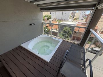 Dos dormitorios semi piso de lujo con amenities y cocheras.