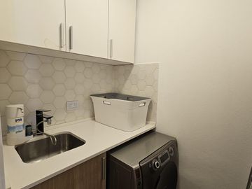 Dos dormitorios semi piso de lujo con amenities y cocheras.