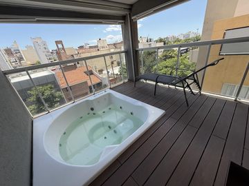 Dos dormitorios semi piso de lujo con amenities y cocheras.
