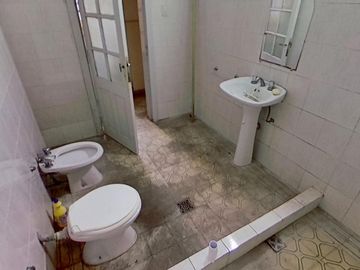 Galpón de 300 m2 Cub. - Oficinas de 150 m2 Cub. - Lote 600 m2
