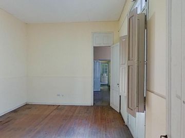 Galpón de 300 m2 Cub. - Oficinas de 150 m2 Cub. - Lote 600 m2