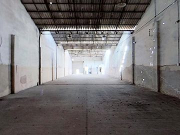 Galpón de 300 m2 Cub. - Oficinas de 150 m2 Cub. - Lote 600 m2