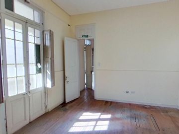 Galpón de 300 m2 Cub. - Oficinas de 150 m2 Cub. - Lote 600 m2