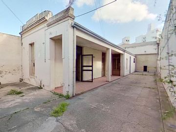 Galpón de 300 m2 Cub. - Oficinas de 150 m2 Cub. - Lote 600 m2