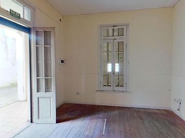 Galpón de 300 m2 Cub. - Oficinas de 150 m2 Cub. - Lote 600 m2